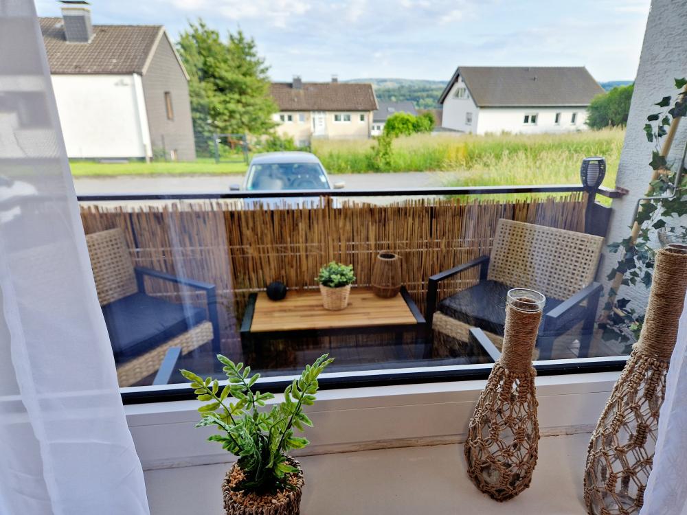 Sitzplatz im Freien mit Blick auf Wiese bei der Ferienwohnung in Winterberg.