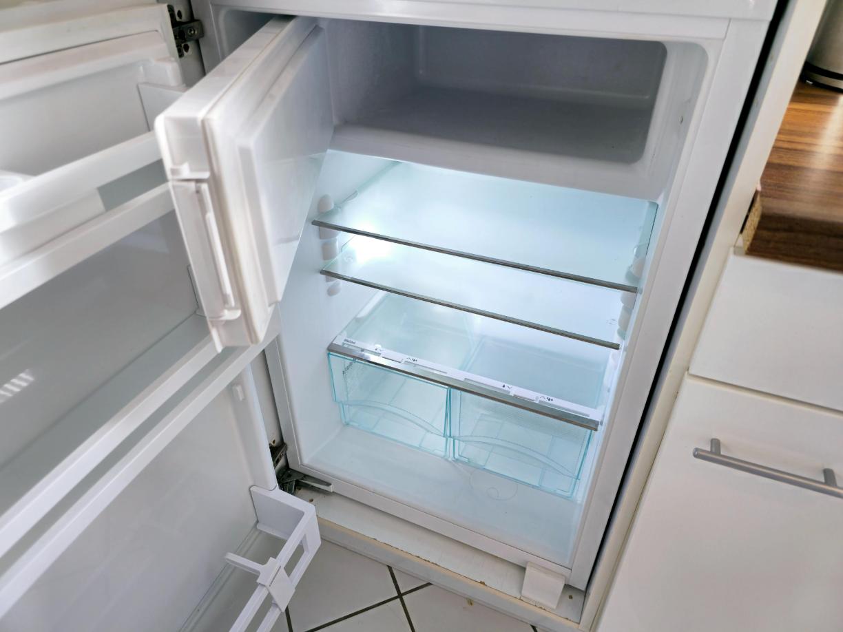 Kühlschrank mit Gefrierfach in der Küche der Ferienwohnung am Möhnesee.