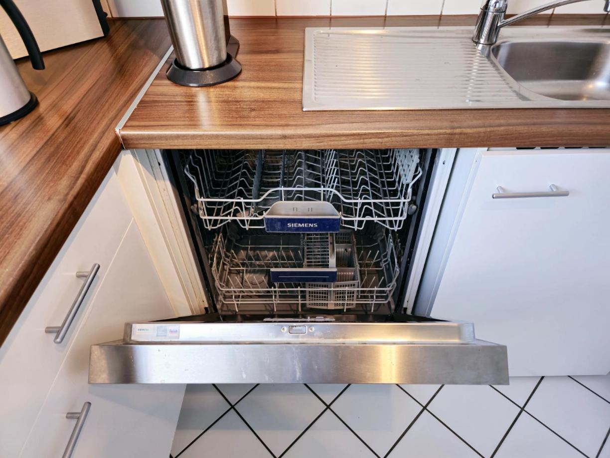 Eingebaute Spülmaschine in der Küche der Ferienwohnung am Möhnesee.