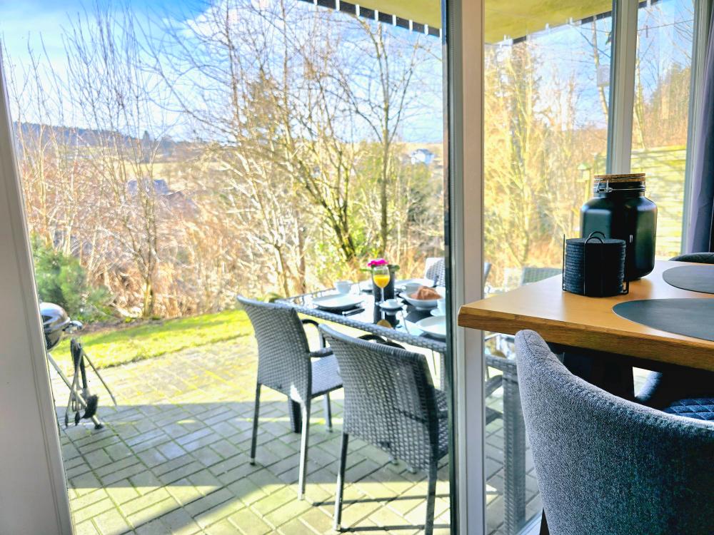 Sitzplatz im Freien mit Blick auf Wald oder Wiese bei der Ferienwohnung in Winterberg.