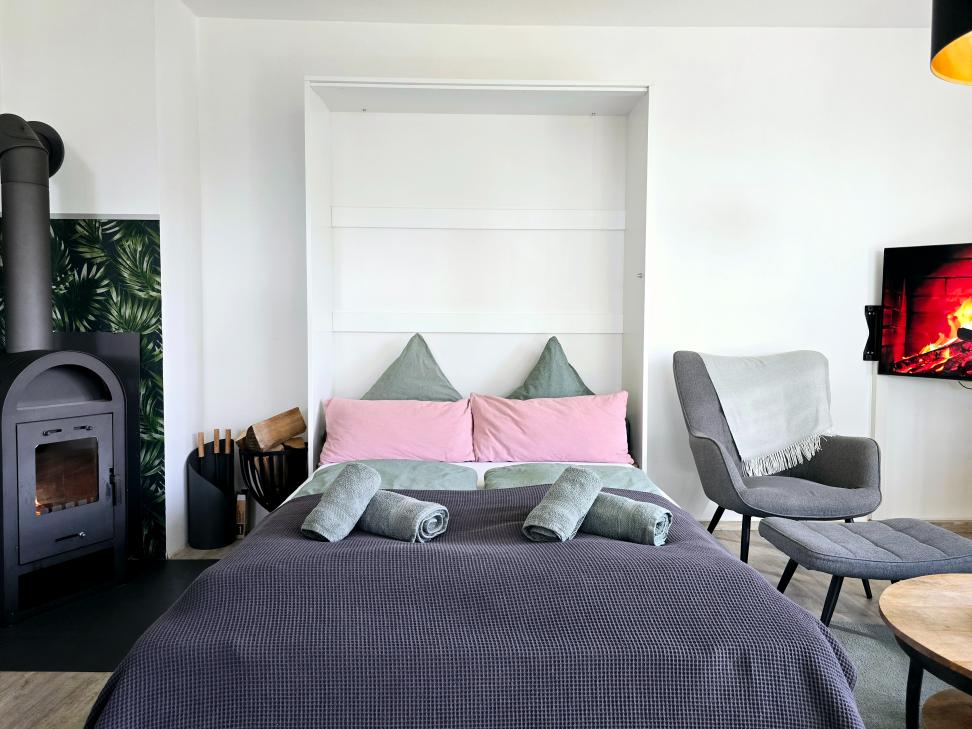Separates Schlafzimmer mit Doppelbett und moderner Einrichtung in der Ferienwohnung in Winterberg.