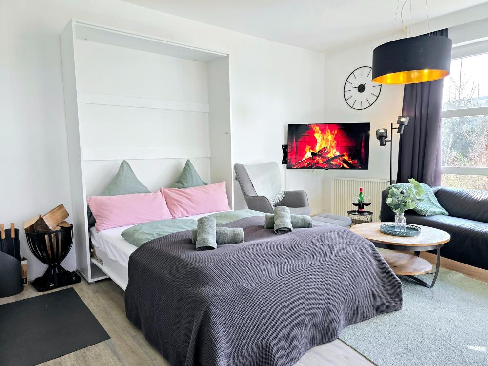Zweites Schlafzimmer mit Klappbett, Tageslicht und ruhiger Atmosphäre.