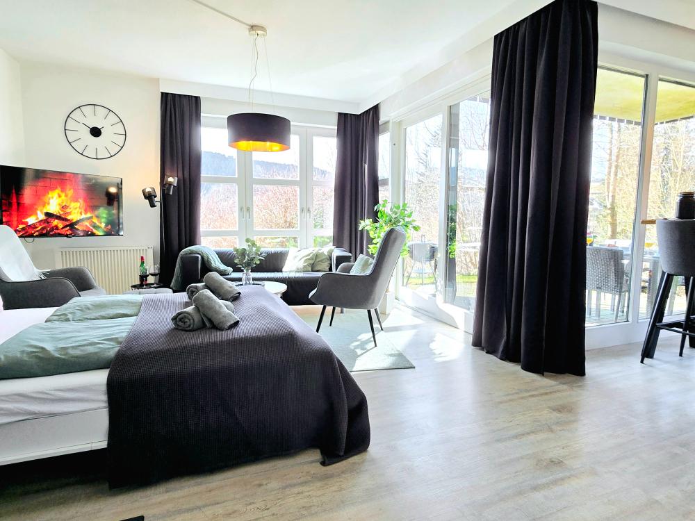 Ferienwohnung in Winterberg: Zweites Schlafzimmer mit Klappbett und grüner Bettwäsche.