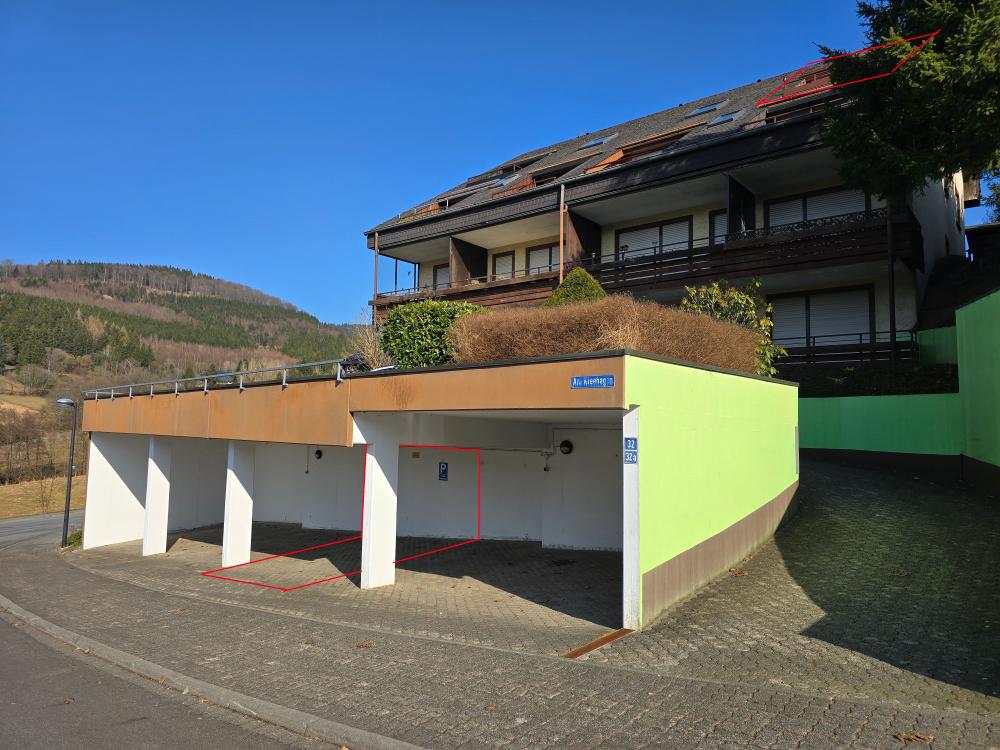 Parkplatz und Wohnhaus mit der Ferienwohnung Tannenherz.