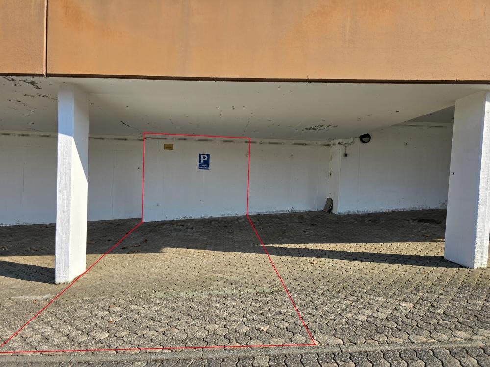 Parkplatz überdacht.