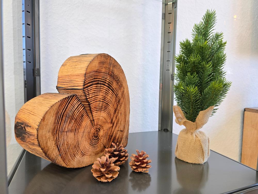 Deko in der Ferienwohnung mit Naturmotiven und Holzrahmen.