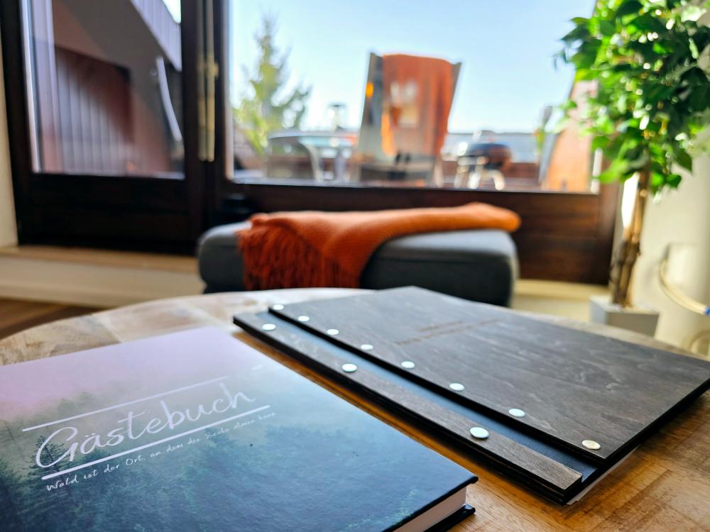 Gästebuch und Gästemappe.