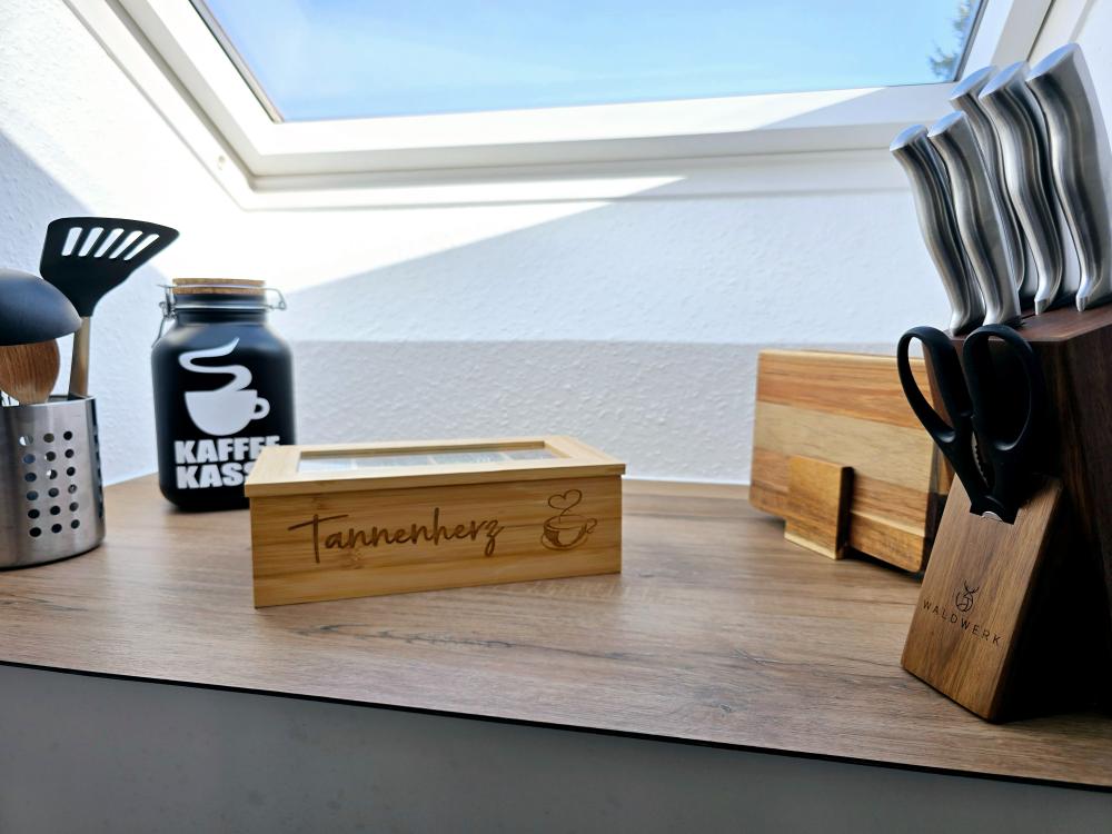 Verschiedene Teesorten, Messerblock und Brettchen.