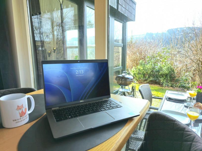 Beispielhafter Laptop für Homeoffice mit Blick in den Garten.