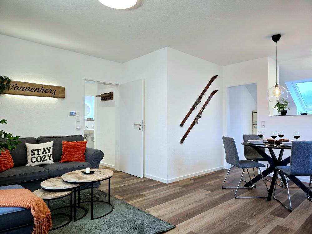 Ferienwohnung in Winterberg: Wohnbereich mit Sofa, Teppich und stimmiger Beleuchtung.