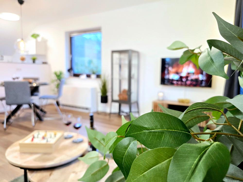 Dekorativer Blick in unser Wohnzimmer mit gemütlicher Sitzecke.