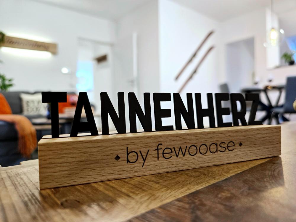 Dekoschild mit der Beschriftung Tannenherz