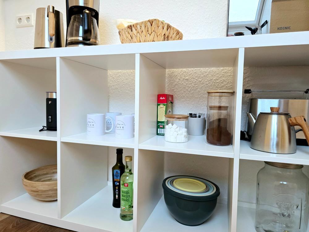 Küchenausstattung in der Ferienwohnungsküche.