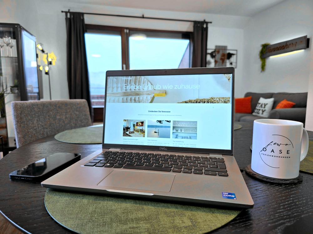 Homeoffice mit schnellem Internet und Blick in die Berge.