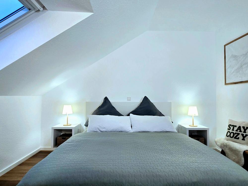 Ferienwohnung in Winterberg: Schlafzimmerfenster mit Ausblick auf Garten oder Natur.