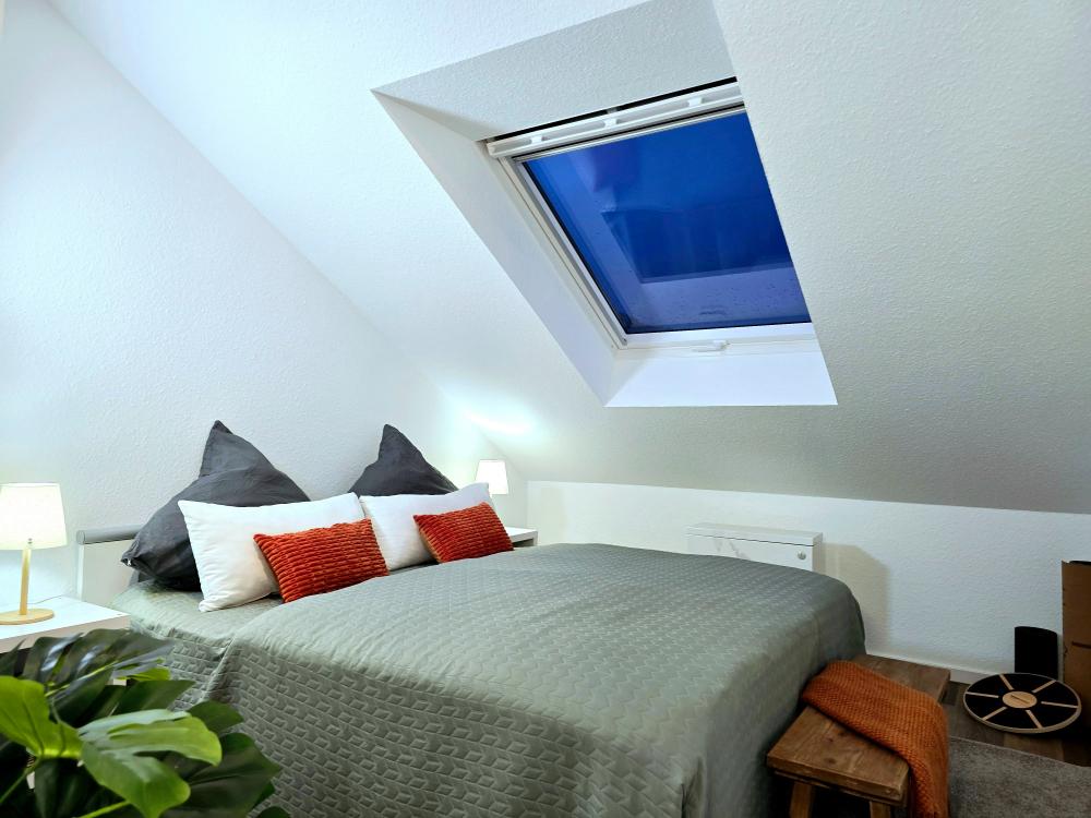 Zweites Schlafzimmer mit Kleiderschrank, Tageslicht und ruhiger Atmosphäre.