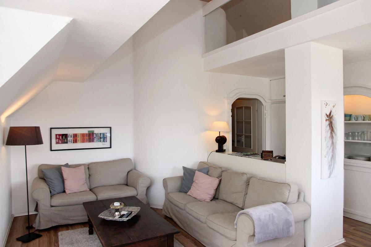 Wohnzimmer mit bequemer Couch, Smart-TV und stilvoller Einrichtung in der Ferienwohnung am Möhnesee.