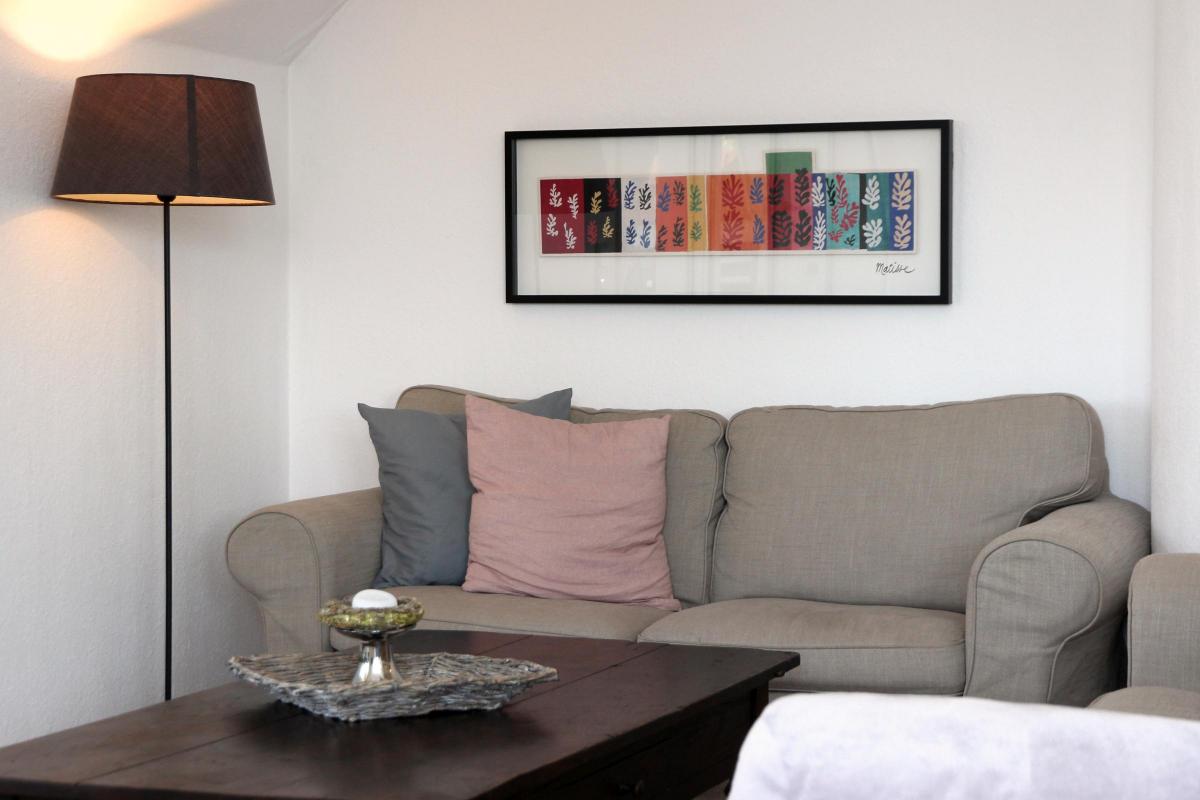 Sitzecke mit Sofa, Leselampe und Dekoration im Wohnzimmer der Ferienwohnung Möhnesee.