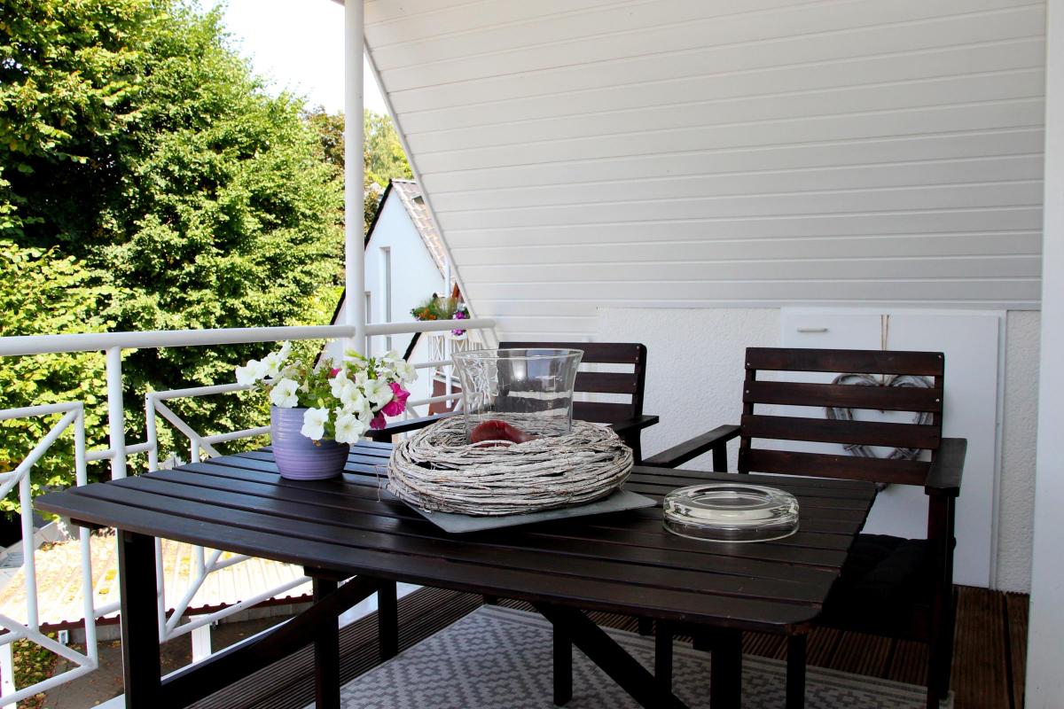 Ferienwohnung Möhnesee: Aussicht vom möblierten Balkon ins Naturschutzgebiet.