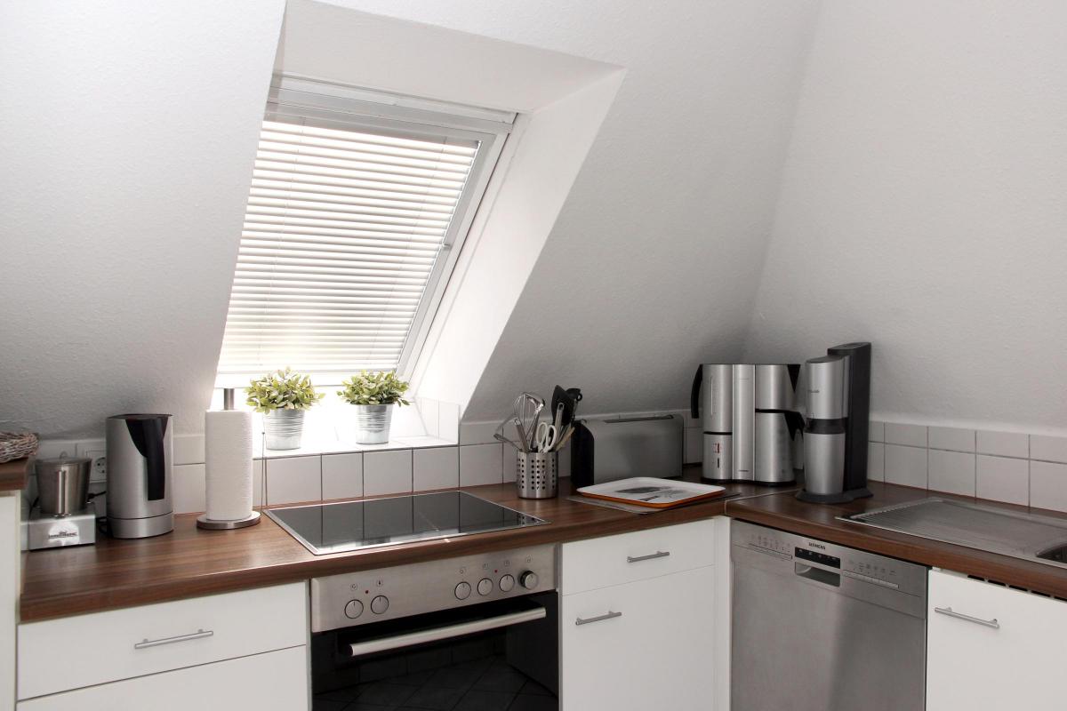 Küche und Fenster in der Ferienwohnung am Möhnesee.