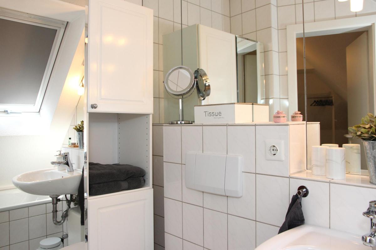 Ferienwohnung am Möhnesee: Duschbad mit Ablageflächen und Föhn.