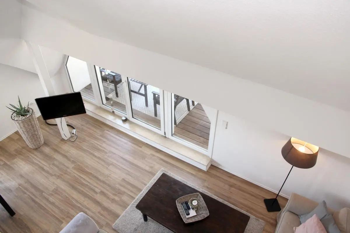 Blick vom oberen, zweiten Schlafzimmer der Ferienwohnung am Möhnesee auf das Wohnzimmer
