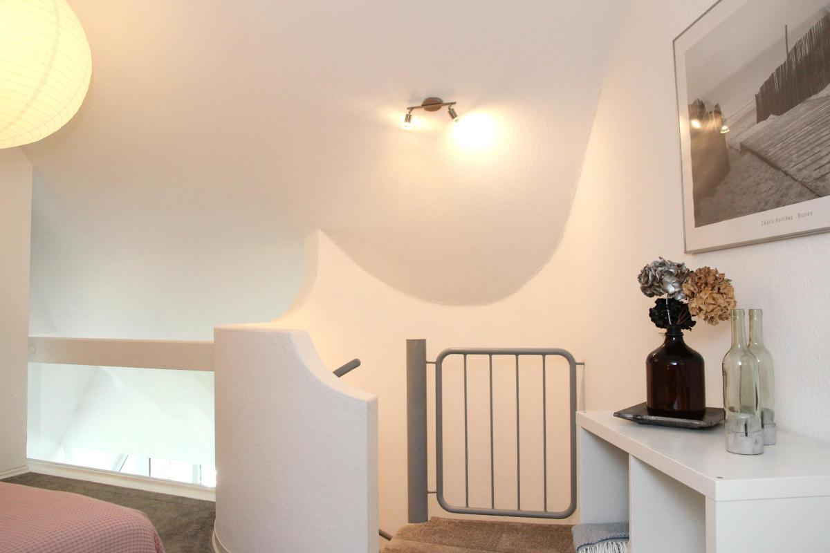 Das gemütliche zweite Schlafzimmer ist offen auf der oberen Etage zum Wohnzimmer.
